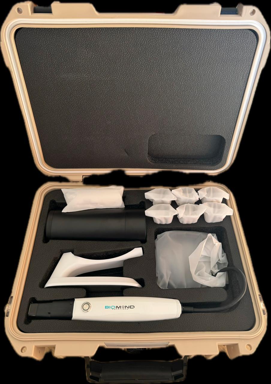 Estojo aberto com scanner intraoral Bio Mind Solutions e acessórios.